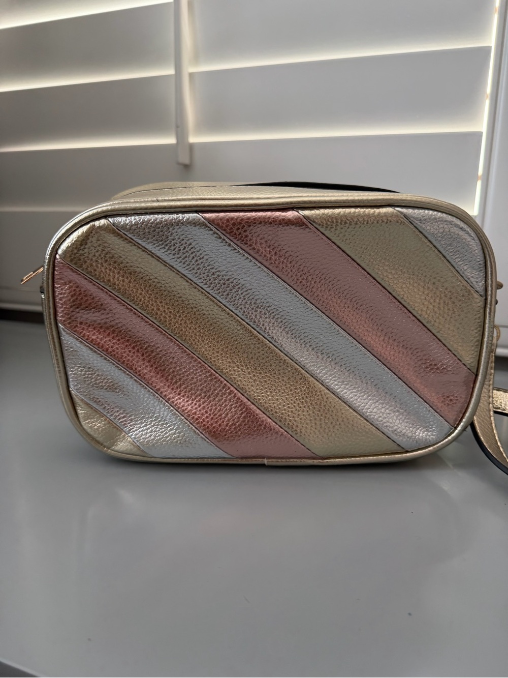 Metallic multicolor camera bag in faux leather.